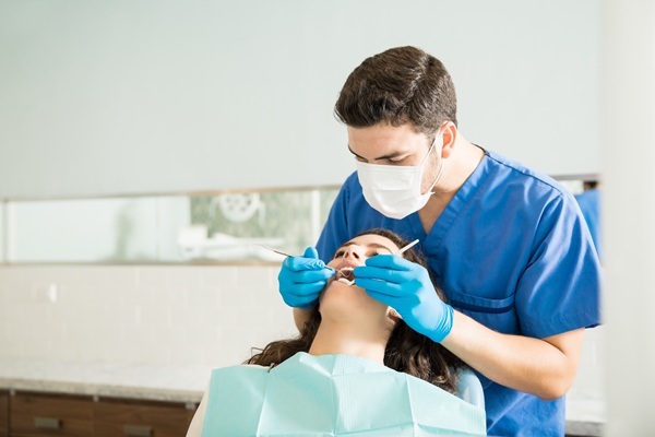 Tooth removal by expert Kolkata dentist during extraction