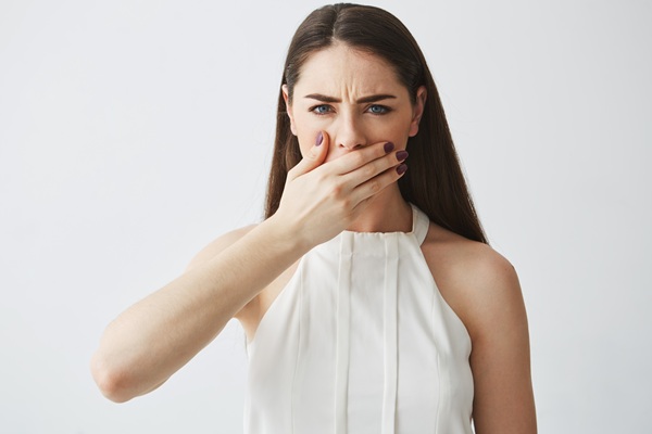 Dentist advising patient on bad breath after brushing