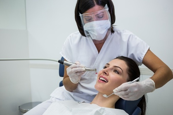 Dentist performing teeth whitening in Kolkata clinic
