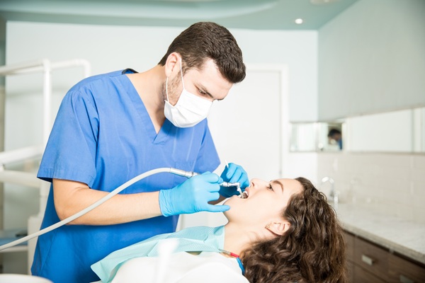 Root canal treatment supported by healthy gums and bone